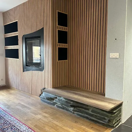 De Luxe A Cote Du Theatre