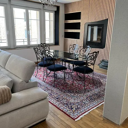 De Luxe A Cote Du Theatre